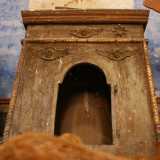 ...sulla sua sommit� si trova una scatola sempre in legno che probabilmente fungeva da tabernacolo per le ostie, ma ormai vuota da decenni